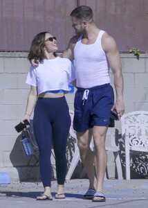 minka-kelly-and-dan-reynolds-heading-to-pilates-class-in-los-feliz-11-05-2024-3.jpg