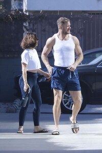 minka-kelly-and-dan-reynolds-heading-to-pilates-class-in-los-feliz-11-05-2024-6.jpg