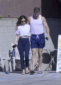minka-kelly-and-dan-reynolds-heading-to-pilates-class-in-los-feliz-11-05-2024-9.jpg