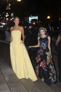 nicky-hilton-arrives-at-2024-cfda-awards-in-new-york-10-28-2024-1.jpg