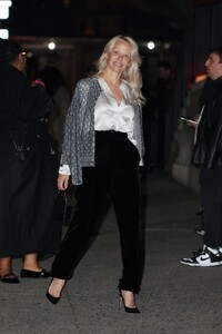 pamela-anderson-arrives-at-giorgio-armani-women-s-ss25-fashion-show-in-new-york-10-17-2024-0.jpg