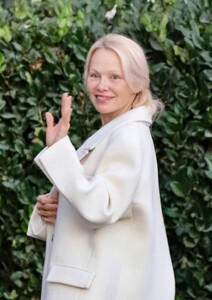 pamela-anderson-arrives-to-a-book-signing-in-beverly-hills-10-19-2024-3.jpg
