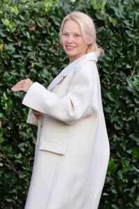 pamela-anderson-arrives-to-a-book-signing-in-beverly-hills-10-19-2024-6.jpg