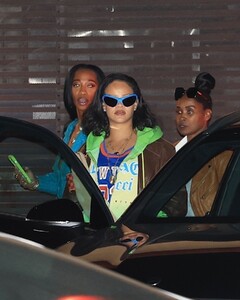 rihanna-out-for-dinner-with-friends-and-family-at-nobu-in-malibu-11-13-2024-0.jpg