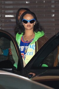 rihanna-out-for-dinner-with-friends-and-family-at-nobu-in-malibu-11-13-2024-4.jpg
