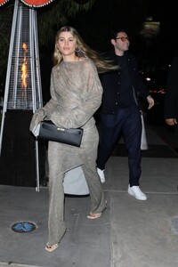 sofia-richie-and-hubby-elliot-grainge-arrives-at-the-birds-street-club-in-west-hollywood-11-08-2024-2.jpg