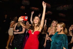 sofia-vergara-stuns-in-dolce-gabbana-at-emmy-afterparty-a-style-revelation-1.jpg
