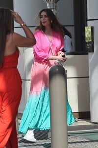 sofia-vergara-stuns-in-vibrant-silk-la-lunch-fashion-inspiration-09-10-2024-1.jpg