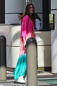 sofia-vergara-stuns-in-vibrant-silk-la-lunch-fashion-inspiration-09-10-2024-2.jpg