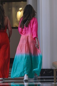sofia-vergara-stuns-in-vibrant-silk-la-lunch-fashion-inspiration-09-10-2024-3.jpg