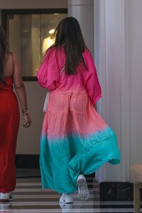 sofia-vergara-stuns-in-vibrant-silk-la-lunch-fashion-inspiration-09-10-2024-4.jpg