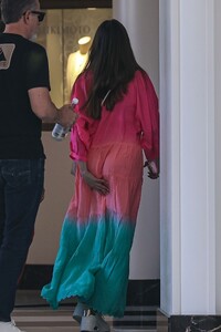 sofia-vergara-stuns-in-vibrant-silk-la-lunch-fashion-inspiration-09-10-2024-5.jpg