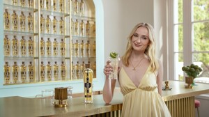 sophie-turner-st-germain-hugo-spritz-june-2024-10.thumb.jpg.cd4e1c07ed6ab858b85bf62f0aa9b6ab.jpg