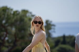 sophie-turner-st-germain-hugo-spritz-june-2024-2.thumb.jpg.cca9477a2c430b3d09693a20850feb34.jpg