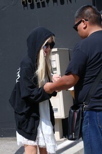 tori-spelling-arrives-at-dwts-rehearsal-studio-in-los-angeles-09-22-2024-1.jpg