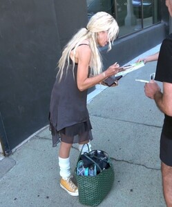 tori-spelling-arrives-at-dwts-rehearsals-at-dancing-with-the-stars-studio-in-los-angeles-09-19-2024-2.thumb.jpg.4dc231d0a0d3c8eaef52780b84121fe3.jpg