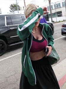 tori-spelling-arrives-at-dwts-studio-for-rehearsals-in-los-angeles-09-15-2024-0.jpg