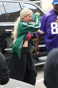 tori-spelling-arrives-at-dwts-studio-for-rehearsals-in-los-angeles-09-15-2024-6.jpg