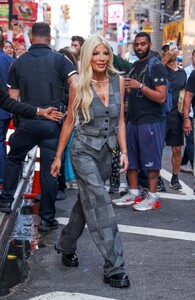 tori-spelling-arrives-at-good-morning-america-in-new-york-09-04-2024-3.jpg