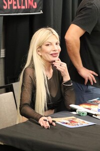 tori-spelling-at-hollywood-show-at-marriott-burbank-airport-hotel-in-burbank-10-19-2024-5.jpg