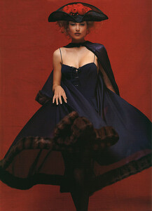 vogue_uk_75years_bw28.thumb.jpg.45f56afae831dbe49bc2ed7f09a3240b.jpg