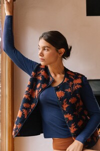 yse-maille-veste-sans-manches-douce-aventure-imprime-olga2.jpg