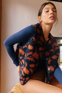 yse-maille-veste-sans-manches-douce-aventure-imprime-olga5.jpg