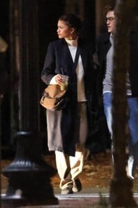 zendaya-and-robert-pattinson-filming-a-scene-in-boston-11-07-2024-3.jpg