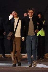 zendaya-and-robert-pattinson-filming-a-scene-in-boston-11-07-2024-6.jpg