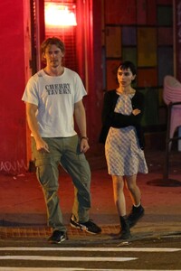 zoe-kravitz-and-austin-butler-film-night-scene-for-caught-stealing-in-new-york-10-03-2024-6.jpg
