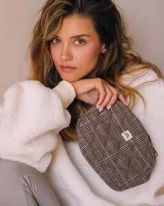 11934554-20002-check-make-up-bag-10.jpg
