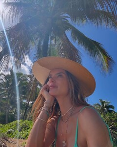 [2024.11.30] alessandraambrosio_468915033_18474897121000670_8885937313541635050_n.jpg