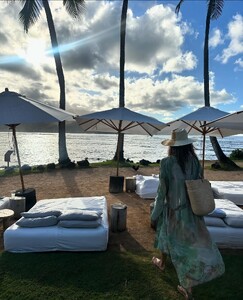 [2024.12.01] alessandraambrosio_468819371_18475064131000670_649888788028613095_n.jpg