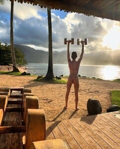 [2024.12.01] alessandraambrosio_468884993_18475064140000670_5731182147667478125_n.jpg