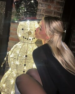 [2024.12.01] livvydunne_468979242_966249142192349_4766544838201844308_n.jpg