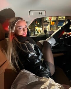 [2024.12.01] livvydunne_469172041_1474389406589531_7293116339750112187_n.jpg