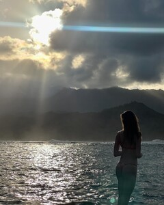 [2024.12.02] alessandraambrosio_468888126_18475145746000670_8739599235006237497_n.jpg