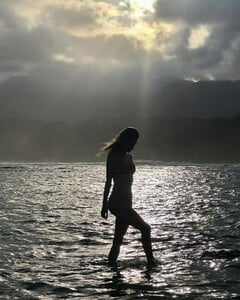 [2024.12.02] alessandraambrosio_468932471_18475145743000670_1568061342288247163_n.jpg
