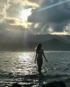 [2024.12.02] alessandraambrosio_468947709_18475145755000670_768922545617329130_n.jpg