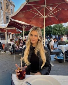[2024.12.08] lindsaymariebrewer_469596140_475876728400656_761082894016225995_n.jpg