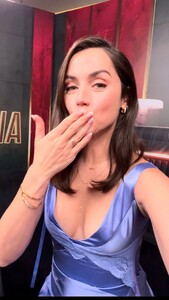 2024_12.09ana_d_armas_AQO1N.thumb.jpg.06a7aefcf105d649b36ca85165e3f034.jpg