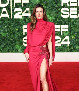 [2024.12.13] alessandraambrosio_469716342_18477143686000670_4960526774000326235_n.jpg