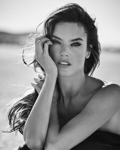 [2024.12.20] alessandraambrosio_470911842_18478467739000670_6653023837704909738_n.jpg