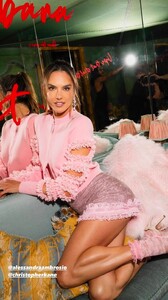 [2024.12.21] alessandraambrosio-mrselfportrait_470919209_18475982617011170_8719652757408470846_n.jpg