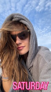 [2024.12.21] alessandraambrosio_471297854_18478936546000670_6294911538294507820_n.jpg