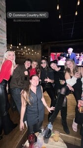 [2024.12.21] livvydunne-julzdunne_470911458_1650134076384422_978164268361547464_n.jpg