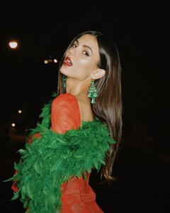 [2024.12.23] victoriajustice_470957495_18567232381006824_6565829108589753419_n.jpg