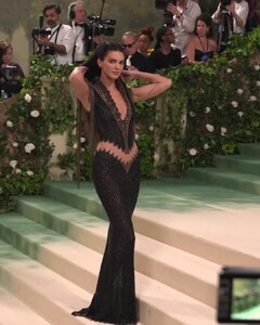 2024_12.23voguemagazine_AQPH5.thumb.jpg.00aa5b3f52adca132c751a46d13eba9e.jpg