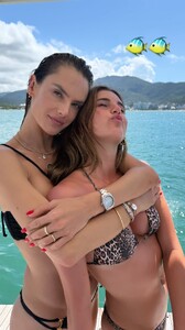 [2024.12.29] alessandraambrosio_471930378_18480489319000670_5819534888266266429_n.jpg