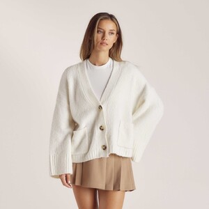 4CremeOversizedCardigan-Nicola.thumb.jpg.cd9463d42e12809653a853a0fa6eedc1.jpg